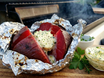 Glutgeröstete Rote Emmalie-Kartoffel
mit Trüffel-Kräuterbutter und Meersalz-Queller
BBQ Streetfood trifft Gourmetküche
Grillen
Foto von Sascha Piontek