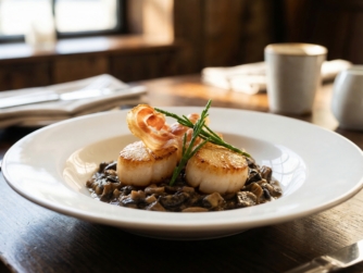 Jakobsmuscheln auf Pilzragout
mit knusprigem Speckchip und Queller
Foro vonSascha Piontek