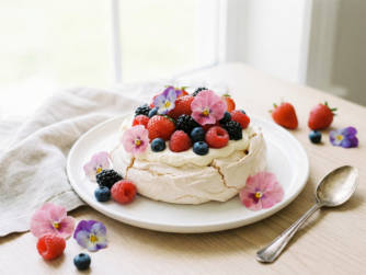 Zitronen-Tarte
unter einer Baiserhaube mit frischen Sommerbeeren
und essbaren Blüten
Foto von Sascha Piontek
