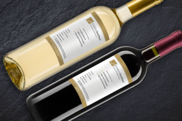 Gutschein auf Weißweinflasche